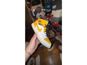 Jordan 1 mid white yellow sz 8.5